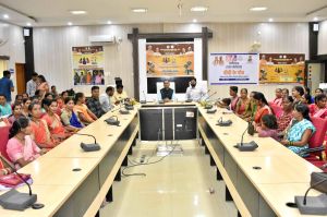 दीदी के गोठ’ रेडियो कार्यक्रम का हुआ शुभारंभ दीदी के गोठ’ रेडियो कार्यक्रम का हुआ शुभारंभ