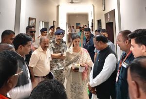  मुख्यमंत्री की पहल पर पूनम को मिली पुस्तकें और नया टेबलेट