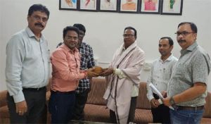  जिला प्रशासन की संवेदनशील पहल : सेवानिवृत्त शिक्षकों को तत्काल पेंशन आदेश प्रदान