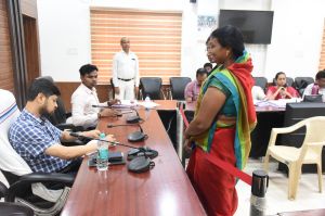  प्राकृतिक आपदा से मुर्गी पालन केंद्र क्षतिग्रस्त, जनदर्शन पहुंची समूह की महिलाएं