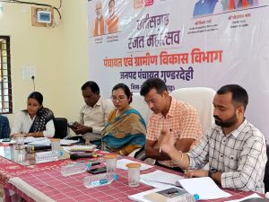  जिला पंचायत के मुख्य कार्यपालन अधिकारी ने जनपद पंचायत कार्यालय गुण्डरदेही में ली समीक्षा बैठक