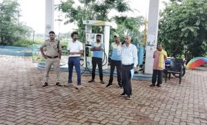  बिना हेलमेट पहने दोपहिया वाहन चालकों को पेट्रोल देने पर केकेएस पेट्रोल पंप लाटाबोड़ को किया गया सील