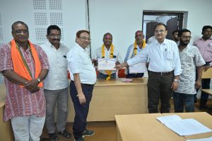  निगम से सेवानिवृत्त होने वाले 2 कर्मचारियों को दी गई बिदाई