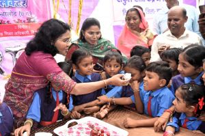 कलेक्टर ने अपने जन्मदिन पर मंगलतराई के स्कूली बच्चों को दिया न्योता भोज