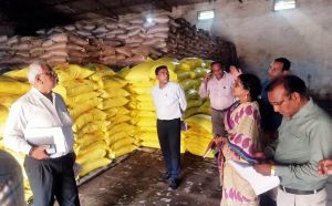 राज्य स्तरीय अधिकारियों द्वारा उर्वरक विक्रय प्रतिष्ठानों का औचक निरीक्षण राज्य स्तरीय अधिकारियों द्वारा उर्वरक विक्रय प्रतिष्ठानों का औचक निरीक्षण