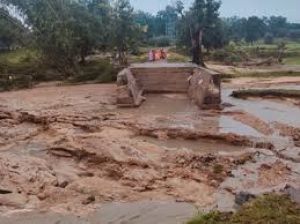 बलरामपुर जिले में बांध टूटा, बह गए 2 घरों के 8 लोग, सास-बहू समेत 3 की मिली लाश, 2 बच्चे समेत 4 लापता बलरामपुर जिले में बांध टूटा, बह गए 2 घरों के 8 लोग, सास-बहू समेत 3 की मिली लाश, 2 बच्चे समेत 4 लापता