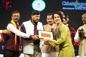 चक्रधर समारोह : सुर-ताल और घुंघरू की सतरंगी छटा, मल्लखंभ दल रहा आकर्षण का केंद्र चक्रधर समारोह : सुर-ताल और घुंघरू की सतरंगी छटा, मल्लखंभ दल रहा आकर्षण का केंद्र