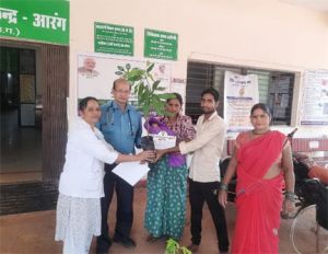  रायपुर  जिला प्रशासन का अनूठा प्रयास: नवजात शिशुओं के नाम पर फलदार पौधों का वितरण