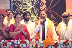 श्रीगणेश मूर्ति विसर्जन चल झांकी नगर निगम के मंच पर मुख्यमंत्री साय का महापौर मीनल ने किया  स्वागत