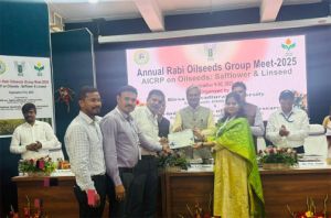  आईजीकेवी, रायपुर में एआईसीआरपी अलसी परियोजना को “सर्वश्रेष्ठ एआईसीआरपी केंद्र पुरस्कार” से सम्मानित किया गया