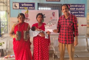  रायपुर  जिला प्रशासन का अनूठा प्रयास: नवजात शिशुओं के नाम पर फलदार पौधों का वितरण