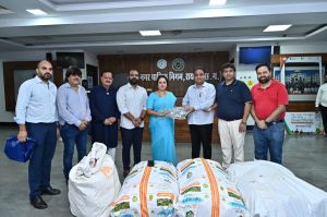  महापौर को बस्तर के बाढ़ प्रभावित क्षेत्रों में वितरण करने 300 से अधिक थाली सेट प्रदत्त 