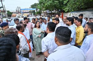  महापौर चौबे ने भाठागांव चौक से दतरेंगा मोड तक नई सड़क का निर्माण तय समय सीमा के भीतर करवाने के दिये निर्देश