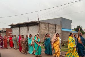    कुरूद में महिलाओं ने रैली निकाल असामाजिक गतिविधियों से दूर रहने ग्रामीणों को ताकीद की