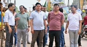 आयुक्त ने सड़क पर लगे पोल से अवैध बैनर/पोस्टर हटाने के दिए निर्देश आयुक्त ने सड़क पर लगे पोल से अवैध बैनर/पोस्टर हटाने के दिए निर्देश