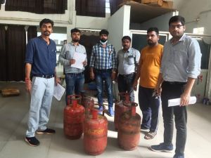  व्यावसायिक प्रतिष्ठानों में घरेलू गैस सिलेंडरों का दुरुपयोग