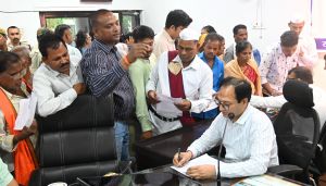  कलेक्टर ने सुनी लोगों की समस्याएं, आवश्यक कार्यवाही के दिए निर्देश