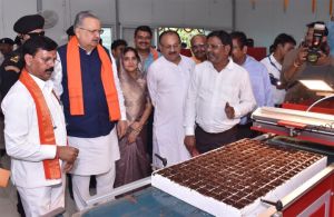  विधानसभा अध्यक्ष ने शासकीय उद्यान रोपणी पेण्ड्री में ऑटोमेटिक वेजीटेबल सीडलिंग यूनिट का किया अवलोकन