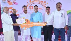  आवास दिवस के अवसर पर हितग्राहियों को मकान की चाबी सोंपी गई