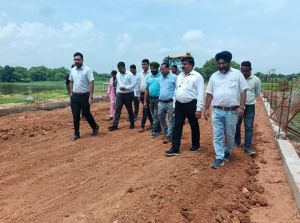 कलेक्टर श्री लंगेह ने गढ़फूलझर में पाथवे, चौपाटी एवं उद्यान निर्माण कार्यों का किया निरीक्षण