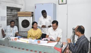 संभाग आयुक्त राठौर ने राजस्व अनुविभागीय अधिकारी कार्यालय डौण्डीलोहारा का किया आकस्मिक निरीक्षण संभाग आयुक्त राठौर ने राजस्व अनुविभागीय अधिकारी कार्यालय डौण्डीलोहारा का किया आकस्मिक निरीक्षण