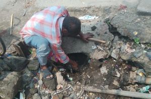 फाफाडीह में पीली बिल्डिंग के सामने पाईप लाईन लीकेज को तत्काल टीम भेजकर सुधारा गया