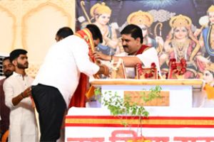 गृह मंत्री श्रीराम कथा श्रवण करने खुर्सीपार पहुंचे          