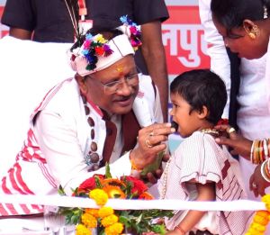  मुख्यमंत्री  साय का आत्मीय और वात्सल्यपूर्ण व्यवहार : नन्ही बच्ची भूमिका बघेल को दुलारते हुए खिलाया महुआ लड्डू