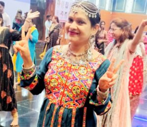  गरबा वर्कशाप में युवाओं ने सीखे एनर्जेटिक स्टेप्&zwj;स