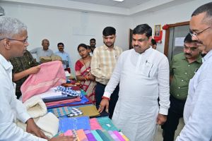  ग्रामोद्योग मंत्री गजेन्द्र यादव ने किया हाथकरघा बुनकर संघ के गोदाम का अवलोकन