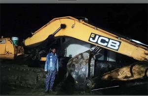  अवैध रेत उत्खनन पर कड़ी कार्रवाई, एक चैन माउंटेन वाहन जप्त