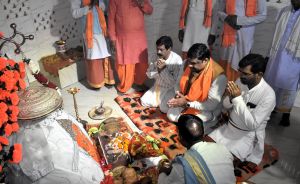 शिक्षा मंत्री यादव ने गंगा मैय्या झलमला, सियादेवी एवं कंकालिन माता की पूजा-अर्चना कर प्रदेश की सुख, समृद्धि की कामना की शिक्षा मंत्री यादव ने गंगा मैय्या झलमला, सियादेवी एवं कंकालिन माता की पूजा-अर्चना कर प्रदेश की सुख, समृद्धि की कामना की