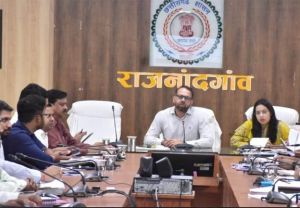  जनकल्याणकारी विकास कार्यों में स्वयं अभिरूचि लेते हुए गंभीरतापूर्वक कार्य करें : कलेक्टर