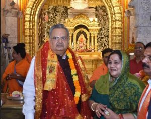  विधानसभा अध्यक्ष डॉ. रमन सिंह ने माँ बम्लेश्वरी मंदिर पहुंचकर पूजा-अर्चना की