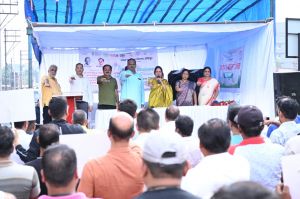  महापौर मीनल चौबे, सभापति सूर्यकान्त राठौड़  सहित निगम टीम ने  तेलीबाँधा  में श्रमदान कर सफाई की 