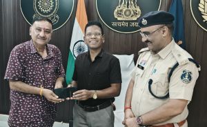 खिल उठे चेहरे जब जीपीएम पुलिस ने बांटा खोया हुआ मोबाइल खिल उठे चेहरे जब जीपीएम पुलिस ने बांटा खोया हुआ मोबाइल