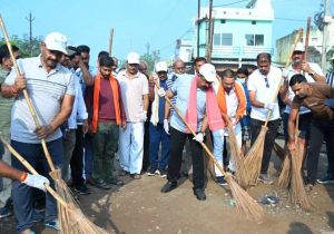 उप मुख्यमंत्री अरुण साव की अगुवाई में महामाया मंदिर से अस्पताल तक सफाई उप मुख्यमंत्री अरुण साव की अगुवाई में महामाया मंदिर से अस्पताल तक सफाई