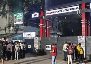 सिलतरा में स्टील प्लांट में बड़ा हादसा, लोहे का शेड गिरने से 6 मजदूरों की मौत, कई घायल सिलतरा में स्टील प्लांट में बड़ा हादसा, लोहे का शेड गिरने से 6 मजदूरों की मौत, कई घायल