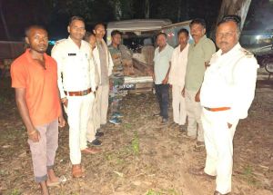 प्रतापपुर वन परिक्षेत्र में अवैध साल लकड़ी जब्त, वन अपराध दर्ज प्रतापपुर वन परिक्षेत्र में अवैध साल लकड़ी जब्त, वन अपराध दर्ज