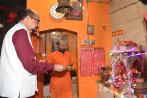 राज्यपाल डेका ने हनुमान मंदिर में पूजा अर्चना की राज्यपाल डेका ने हनुमान मंदिर में पूजा अर्चना की