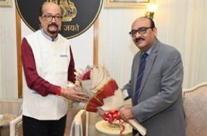 राज्यपाल रमेन डेका से नव नियुक्त मुख्य सचिव ने सौजन्य भेंट की राज्यपाल रमेन डेका से नव नियुक्त मुख्य सचिव ने सौजन्य भेंट की