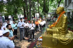 राष्ट्रपिता को जयंती पर जिला कार्यालय में श्रद्धांजलि राष्ट्रपिता को जयंती पर जिला कार्यालय में श्रद्धांजलि