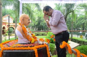 राष्ट्रपिता महात्मा गांधी की जयंती पर कलेक्टर डॉ. गौरव सिंह ने माल्यार्पण कर श्रद्धा सुमन अर्पित किए राष्ट्रपिता महात्मा गांधी की जयंती पर कलेक्टर डॉ. गौरव सिंह ने माल्यार्पण कर श्रद्धा सुमन अर्पित किए
