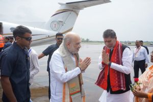 जगदलपुर एयरपोर्ट पर केंद्रीय गृहमंत्री का भाजपा प्रदेश अध्यक्ष किरण देव ने किया स्वागत जगदलपुर एयरपोर्ट पर केंद्रीय गृहमंत्री का भाजपा प्रदेश अध्यक्ष किरण देव ने किया स्वागत