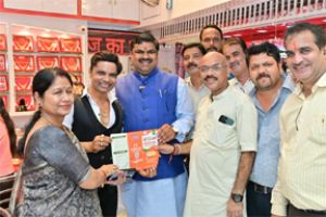 केबिनेट मंत्री यादव पहुंचे मार्केट, व्यापारियों से किये मुलाकात केबिनेट मंत्री यादव पहुंचे मार्केट, व्यापारियों से किये मुलाकात