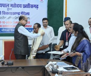 राज्यपाल रमेन डेका ने उत्कृष्ट कार्य के लिए डाइट के प्राचार्य को सम्मानित किया राज्यपाल रमेन डेका ने उत्कृष्ट कार्य के लिए डाइट के प्राचार्य को सम्मानित किया