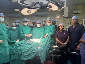 हृदय के पास छिपा था कैंसर, डॉक्टरों ने ढूंढकर किया ऑपरेशन, दी नई ज़िंदगी हृदय के पास छिपा था कैंसर, डॉक्टरों ने ढूंढकर किया ऑपरेशन, दी नई ज़िंदगी