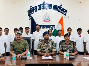 नारायणपुर जिले में 16 माओवादियों ने किया आत्मसमर्पण