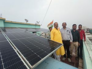 निगम सभापति सूर्यकांत राठौड़ ने पीएम सूर्य घर योजना के तहत रमण मंदिर स्थित निज आवास में छत पर 5 किलो वॉट सोलर पैनल मुख्यमंत्री विष्णुदेव साय सरकार की महत्वाकाक्षी योजना अंतर्गत लगवाया निगम सभापति सूर्यकांत राठौड़ ने पीएम सूर्य घर योजना के तहत रमण मंदिर स्थित निज आवास में छत पर 5 किलो वॉट सोलर पैनल मुख्यमंत्री विष्णुदेव साय सरकार की महत्वाकाक्षी योजना अंतर्गत लगवाया