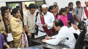 कलेक्टर ने जनदर्शन में सुनी लोगों की समस्याएं कलेक्टर ने जनदर्शन में सुनी लोगों की समस्याएं